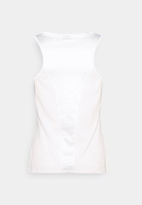 Débardeur blanc avec une texture côtelée, doté d'un panneau en satin à l'arrière, d'un col arrondi et d'une coupe sans manches. Fentes latérales présentes.