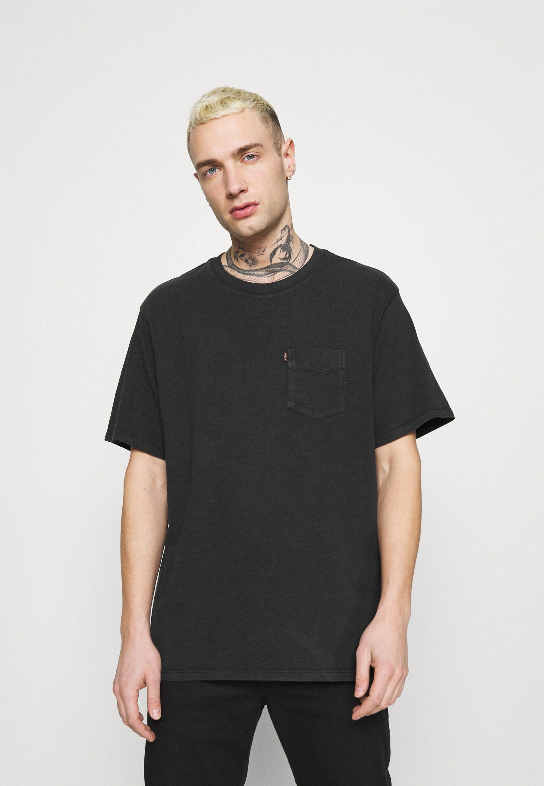 Levi S Relaxed Fit Pocket Tee T Shirt Basic Blacks Anthrazit Zalando De