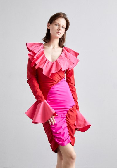Ahluwalia ROSIE RUFFLE DRESS - Φόρεμα από ζέρσεϊ - red/pink