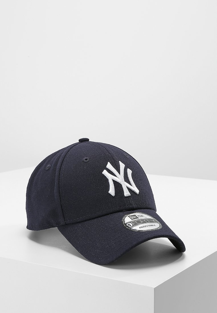 Cappellino da baseball blu navy in cotone, con un logo ricamato bianco "NY" nella parte anteriore e una fascia regolabile sul retro.