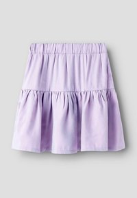 Jupe tiered en lavande fabriquée en tissu doux, avec une taille élastique et un design froncé. Texture lisse avec une silhouette fluide.