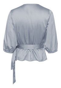 Vaaleansininen satiinipaita, jossa on solmimavyö, pullottavat hihat ja peplum-helma. Sileä pinta, pyöreä kaula-aukko ja kootut yksityiskohdat.