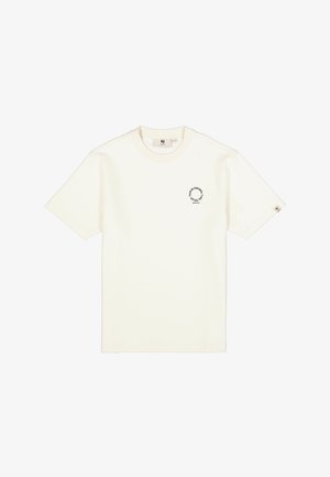 Camiseta de algodón color crema con cuello redondo, mangas cortas, pequeño logo negro en el pecho izquierdo y detalle de etiqueta en la manga.