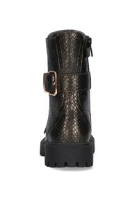 Zwarte enkelboot met een gestructureerd slangenhuidpatroon, chunky zool, messinglei aan de zijkant en decoratieve gouden gesp rondom de achterkant.