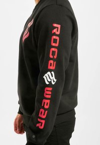 Rocawear PRINTED - Bluză de molton - black red