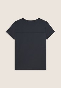 Camiseta de manga corta de color azul marino, hecha de algodón, con un escote redondeado y un detalle de costura horizontal en la parte posterior.