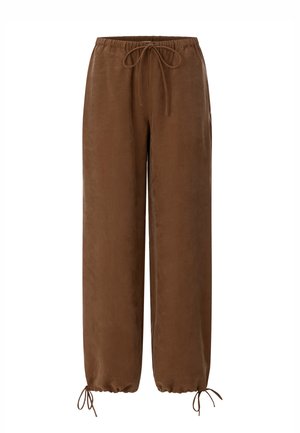 Pantaloni maro, lejeri, cu talie elastică și șnururi la talie și la tivurile gleznelor, realizați dintr-un material moale.