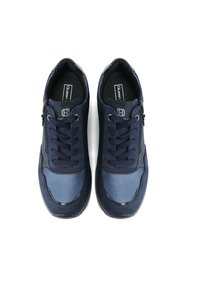Sneakers blu navy realizzati in tessuto e materiali sintetici, con design a lacci, zip laterale e accenti blu a contrasto.