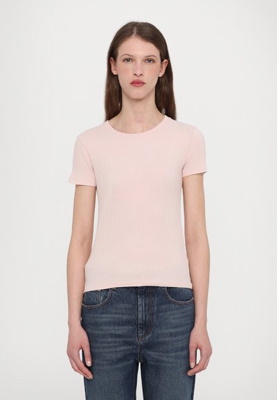 T-shirt cu dungi roz deschis, cu mâneci scurte, decolteu rotund, formă ajustată, textură moale, asortat cu blugi din denim albastru închis.