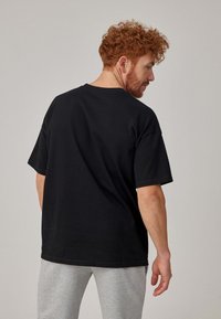 SNOCKS T-shirt basic - schwarz