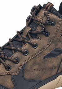 Brązowe buty trekkingowe z syntetyczną cholewką, teksturowanym materiałem, czarnymi akcentami z siateczki, wytrzymałymi sznurowadłami i wzmocnionymi oczkami. Gumowa podeszwa.