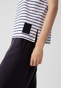 comma casual identity STREIFEN - T-shirt z nadrukiem