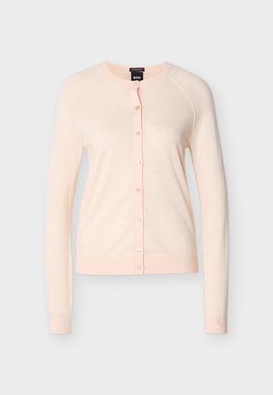 Hele roosa kardigan, valmistatud pehmest kangast, ümara kaelusega, pikkade varrukate ja ees nööbitav, nupukestega, mis sobivad toon-toonis.