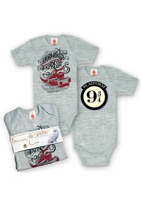 Graue Baumwollbodysuits mit Grafiken von "Hogwarts Express" und "Gleis 9¾". Enthält ein rotes Zugdesign und eine Verpackung mit einem Eulensymbol.