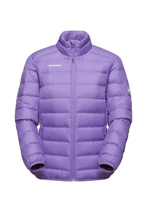 Lila puffjacka med hög krage, dragkedja och horisontell quiltning. Har en logotyp på vänster bröst och elastiska öppningar vid ärmsluten.