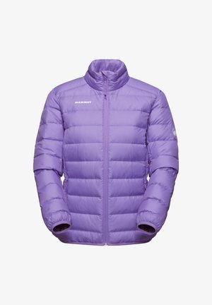 Lila Puffjacke mit hohem Kragen, Reißverschluss und horizontaler Steppung. Verfügt über ein Logo auf der linken Brust und elastische Bündchenöffnungen.