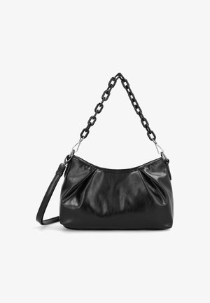 Sac à main en cuir noir avec un design plissé, une chaîne en bandoulière et une texture lisse. Il possède une poignée en cuir amovible.