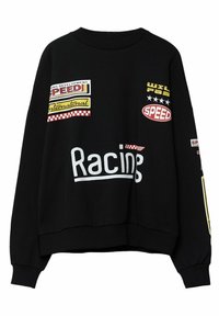 Sudadera negra de manga larga, con varios logos y parches coloridos de temática de carreras, cuello redondo y puños acanalados.