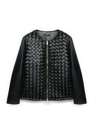 Czarna skórzana kurtka z plecionym przednim panelem, gładkimi długimi rękawami i zamkiem błyskawicznym z przodu, sfotografowana na białym tle.