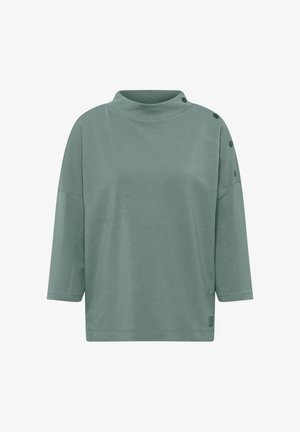 Top de punto verde, ligero, con cuello alto, mangas tres cuartos y detalles de botones en el hombro izquierdo. Ajuste sencillo y relajado.