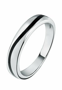 Silverfärgad metallring med en slät, polerad yta som har en ensam svart rand som löper runt dess yttre omkrets.