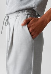 OPUS MID RISE CROPPED RELAXED FIT  - Pantalon classique - hazy fog melange