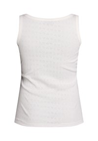 Top blanco de tirantes con un diseño texturizado que presenta pequeños patrones de corazones, escote redondeado y tirantes anchos. Acabado de tela suave.