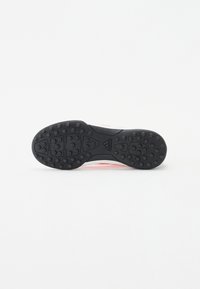 Schwarze Sportschuhsohle mit gepunktetem Tractionsmuster, flaches Design und einer Mischung aus weißen und roten Elementen an den Seiten.