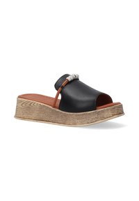 Sort læder slidesandal med åben tå, en buet træplatformssål og et brunt accentbånd med dekorativt sølvhardware.