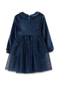 Abito in velluto blu navy con maniche lunghe, colletto rotondo e sovrapposizione di tulle scintillante. Dotato di una zip posteriore e una cintura in raso.