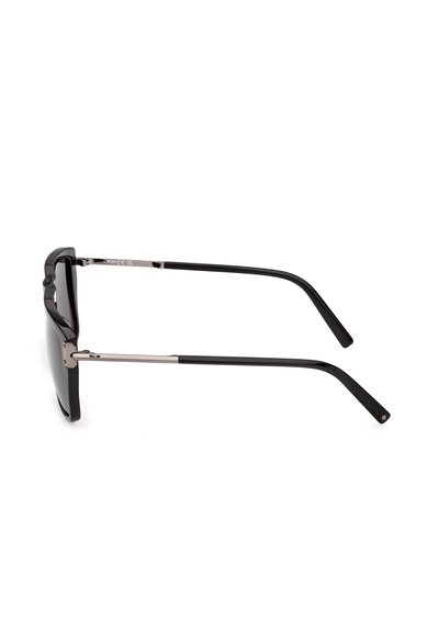 Gafas de sol rectangulares negras con delgados brazos de metal plateado y puntas de plástico negro en las patillas, vistas de lado sobre un fondo blanco.