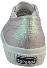 Sneaker rosa glitter con suola in gomma bianca. Presenta un tacco arrotondato, dettagli cuciti e logo sul lato. Superficie morbida e testurizzata.