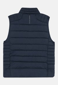 Gilet matelassé bleu marine avec un col montant, design en quilt horizontal, et le logo "Hackett Sport" centré au dos. Texture de tissu légère.