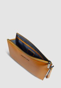 Borsa a mano in pelle arancione, caratterizzata da una texture liscia, chiusura a doppia zip e un interno blu a contrasto con fessure per carte.