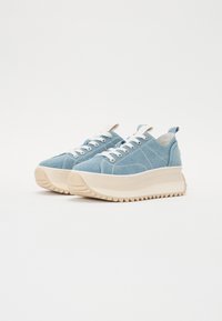Sneaker platform in denim di colore azzurro chiaro con lacci bianchi, suola testurizzata e linguetta rinforzata, caratterizzate da dettagli cuciti.