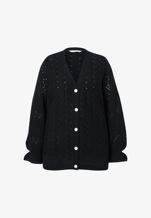Czarny dzianinowy kardigan z dekoltem w serek, dużymi guzikami i teksturowanymi wzorami, charakteryzujący się luźnym krojem i ściągaczami na mankietach. Otwarty przód.
