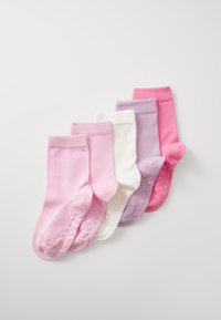 Fem par ankelsockor i rosa, vitt och lavendel. Sockerna har ribbade muddar och strukturerade halkfria prickar på sulorna.
