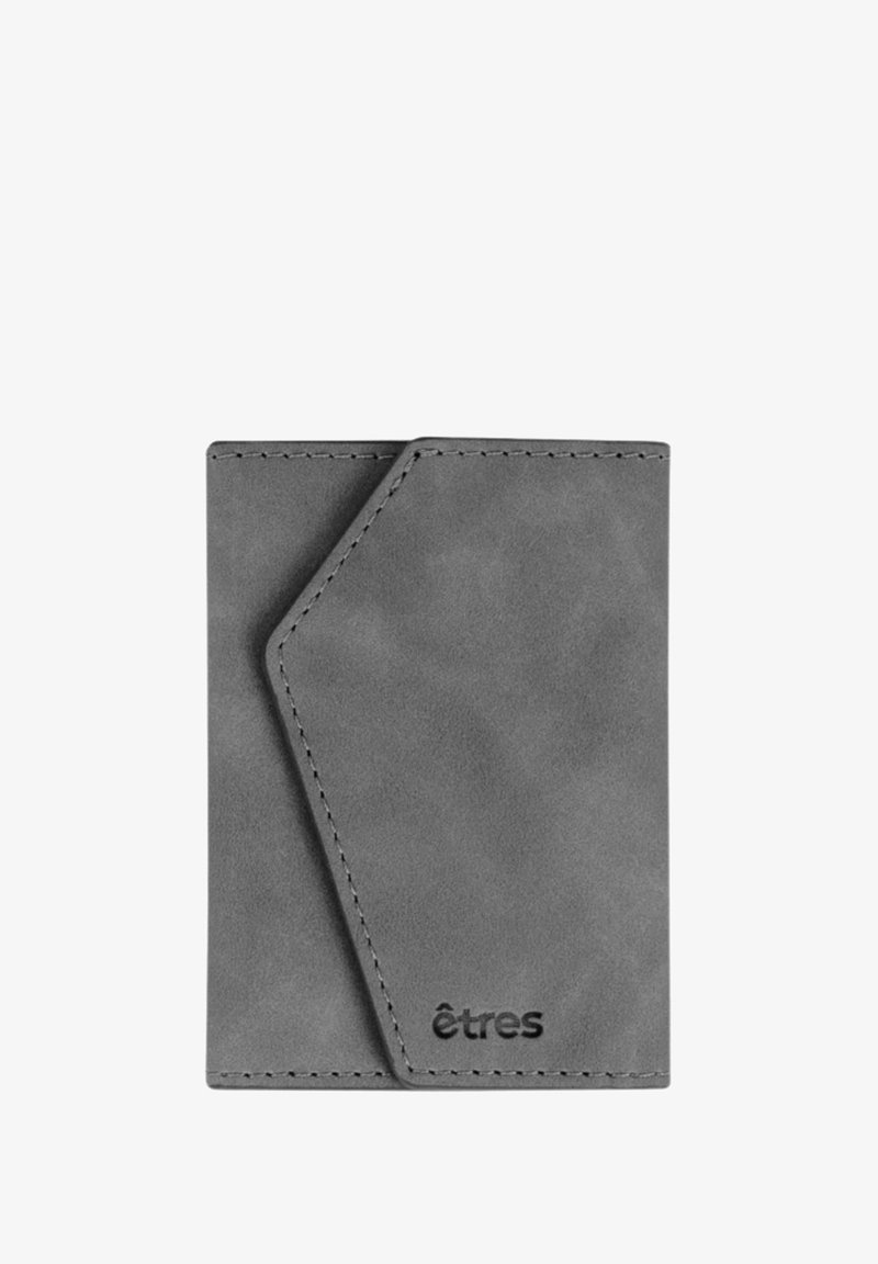 Porte-cartes en cuir gris au design minimaliste, avec une découpe en diagonale et des bords surpiqués ; logo embossé en bas à droite.