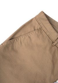 Khaki broek met een gladde stofstructuur, voorzien van een knoopsluiting en doorgestikte tailleband, zijaanzicht toont een enkele achterkantzak.