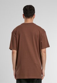 Merchcode THINK DIFFERENT HEAVY - Print T-shirt - bark