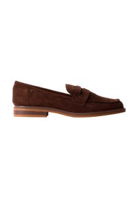 Mocassin homme en daim marron foncé avec un petit talon empilé et un détail de bride sur le dessus, vu du côté extérieur.