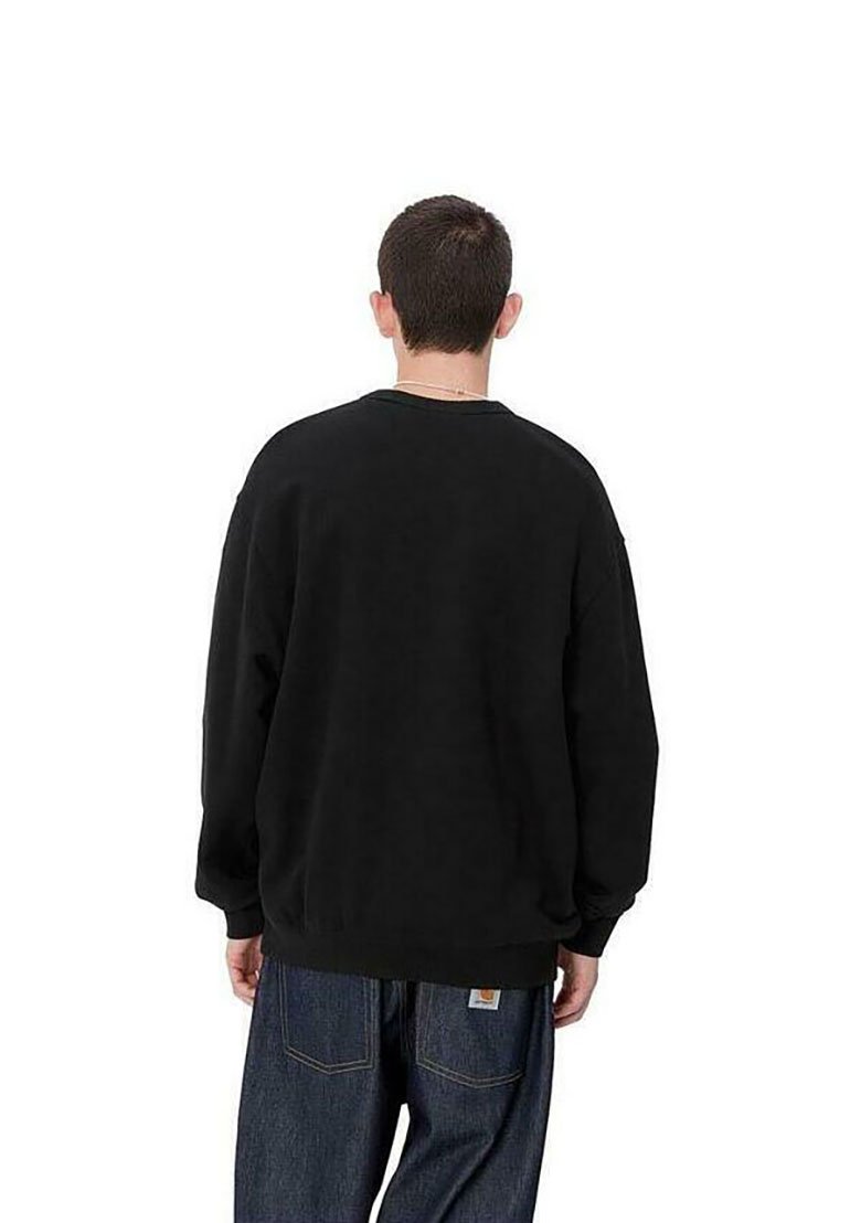 Schwarzer Sweatshirt mit langen Ärmeln, Rundhalsausschnitt, lockerer Passform und strukturiertem Stoff, kombiniert mit Jeans aus Denim mit Gesäßtaschen.