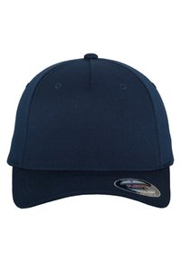 Cappellino da baseball blu navy realizzato in tessuto con corona arrotondata e visiera curva. Presenta dettagli di cucitura e un'etichetta di taglia sulla visiera.