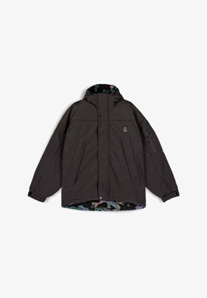 Ciemnoszara kurtka puchowa z kapturem, wyposażona w dwie przednie kieszenie oraz boczną kieszeń na zamek. Podszewka z kolorowego, wzorzystego polaru.