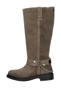 Hoge, taupe suède laarzen met een ronde neus, enkelband met zilveren hardware, kettingaccent en een stevige zwarte zool.