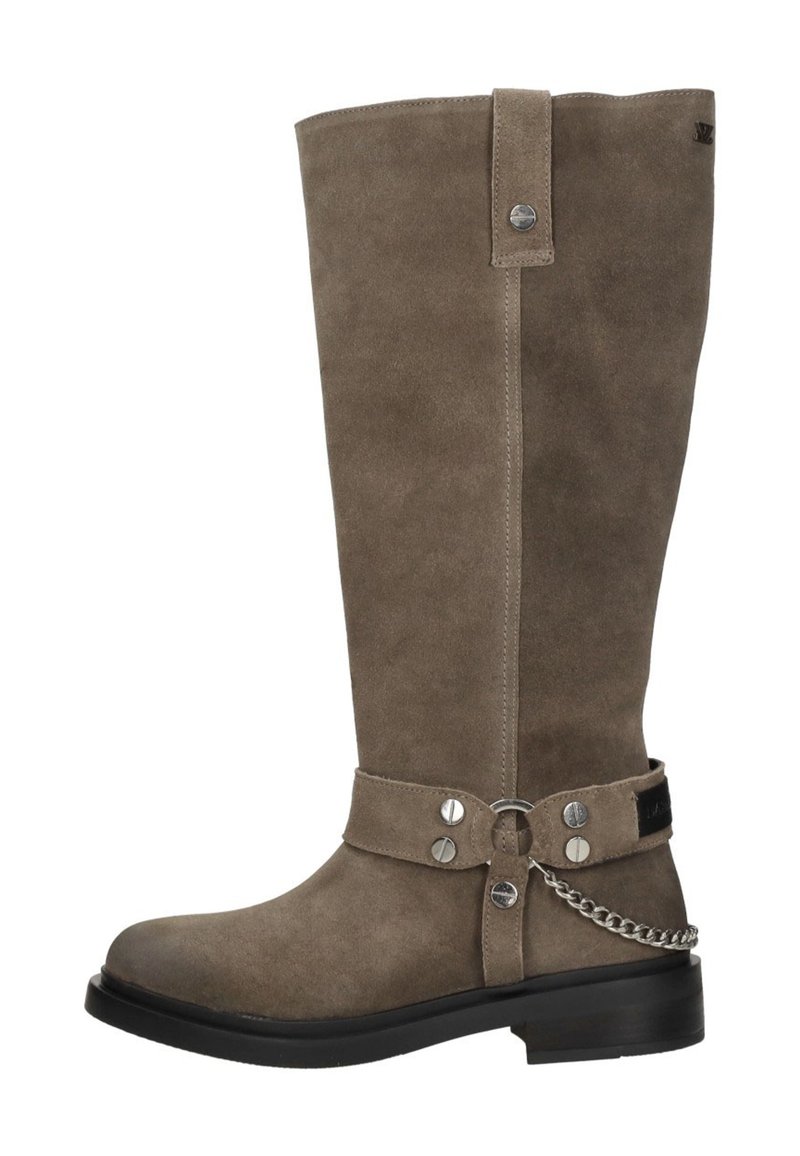 Hoge, taupe suède laarzen met een ronde neus, enkelband met zilveren hardware, kettingaccent en een stevige zwarte zool.