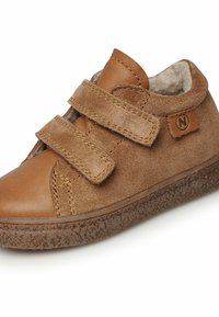 Scarpa marrone realizzata in pelle e scamosciato con due fasce in velcro. Punta arrotondata e suola in gomma testurizzata. Presenta un piccolo tag con il logo.