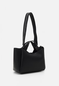 Svart lær tote bag med teksturert overflate, med en bredrem med sølvglidelåsdetalj og doble håndtak for bæring.