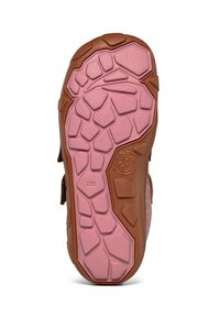 Suola in gomma con un motivo testurizzato rosa e bordi marroni. Taglia 28 segnata. Cinghie in velcro e materiale superiore resistente per funzionalità.