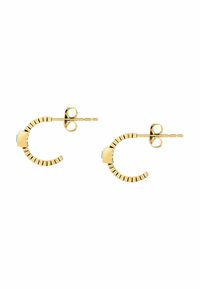 Orecchini a cerchio in oro con un design testurizzato, caratterizzati da rilievi angolati e un piccolo accento di pietra verde alla base. Forma elegante e moderna.
